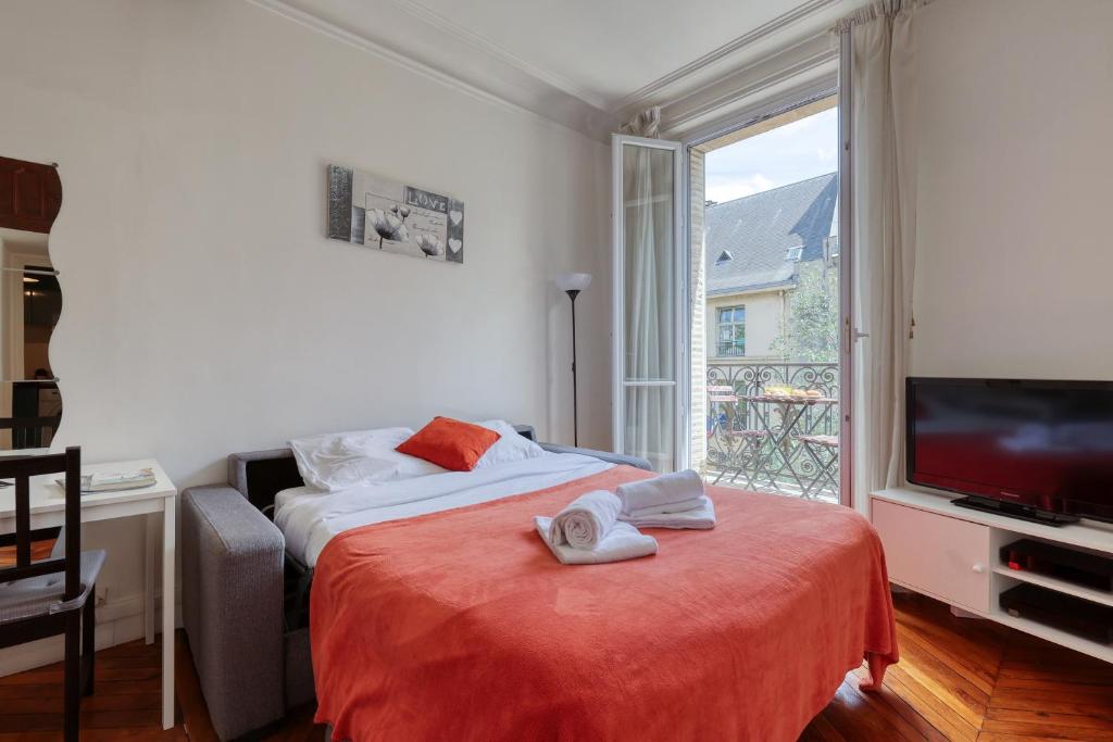 Posteľ alebo postele v izbe v ubytovaní Cosy Parisian 1Bdr Flat - Prime Location le Marais