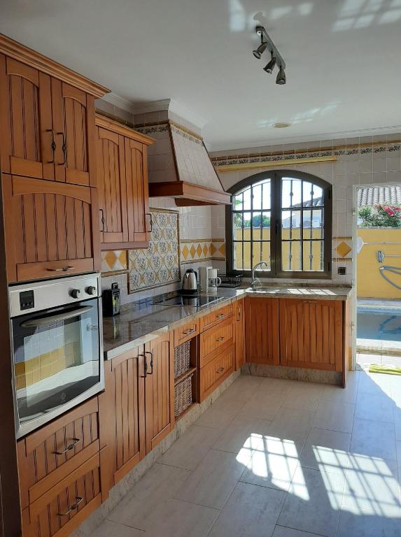 Kuchyňa alebo kuchynka v ubytovaní La Capilla (casa destinada solo a familias)