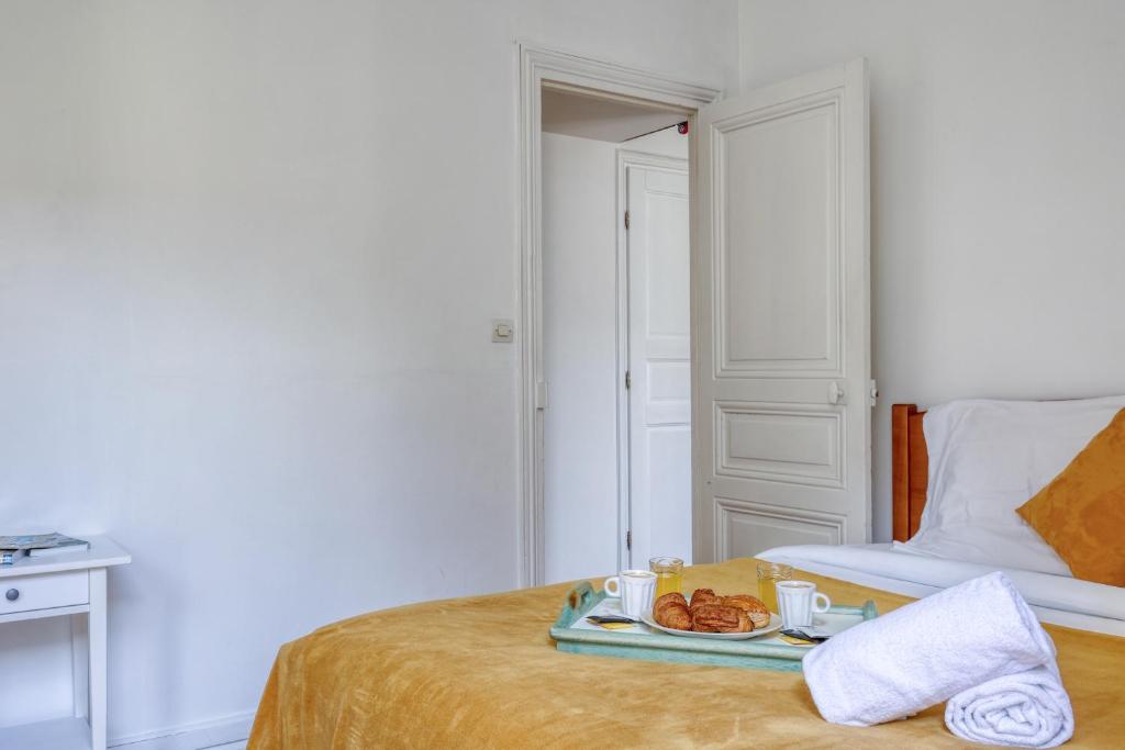Posteľ alebo postele v izbe v ubytovaní Cosy Parisian 1Bdr Flat - Prime Location le Marais