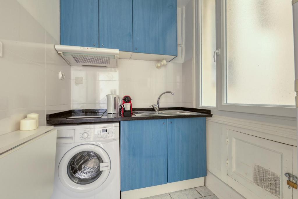 Kuchyňa alebo kuchynka v ubytovaní Cosy Parisian 1Bdr Flat - Prime Location le Marais