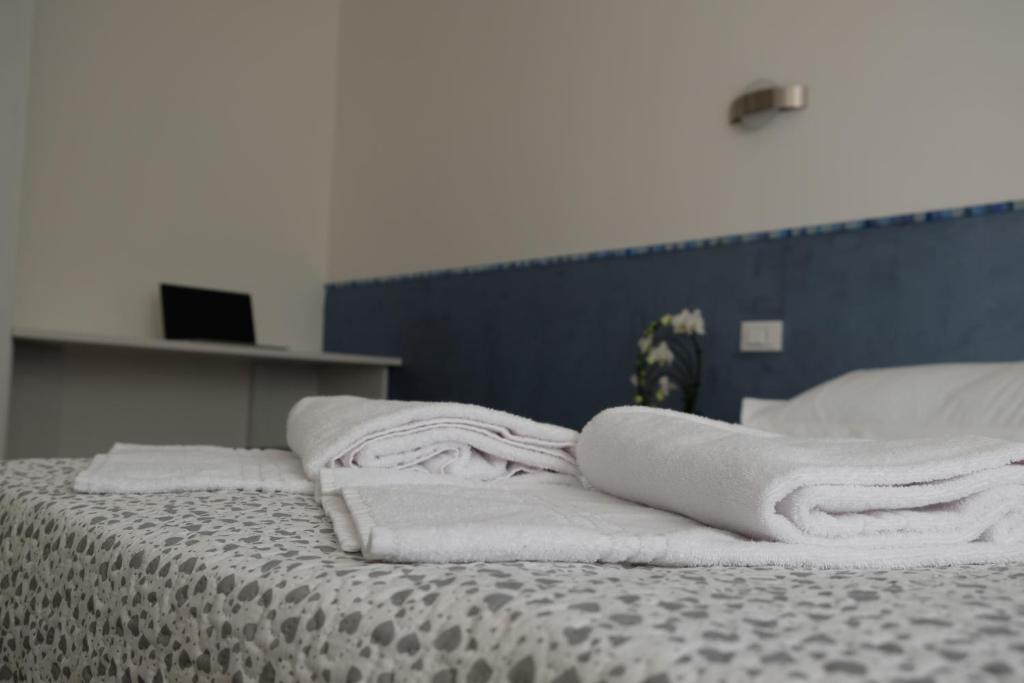 Łóżko lub łóżka w pokoju w obiekcie Appartamenti Bellini