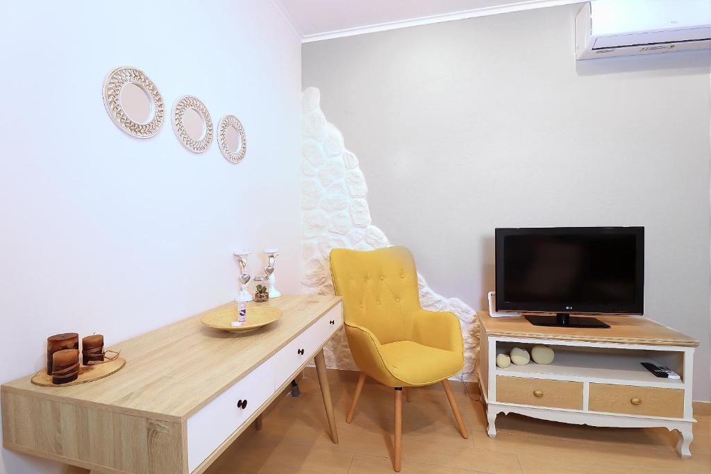 TV a/nebo společenská místnost v ubytování STAVROS HOUSE