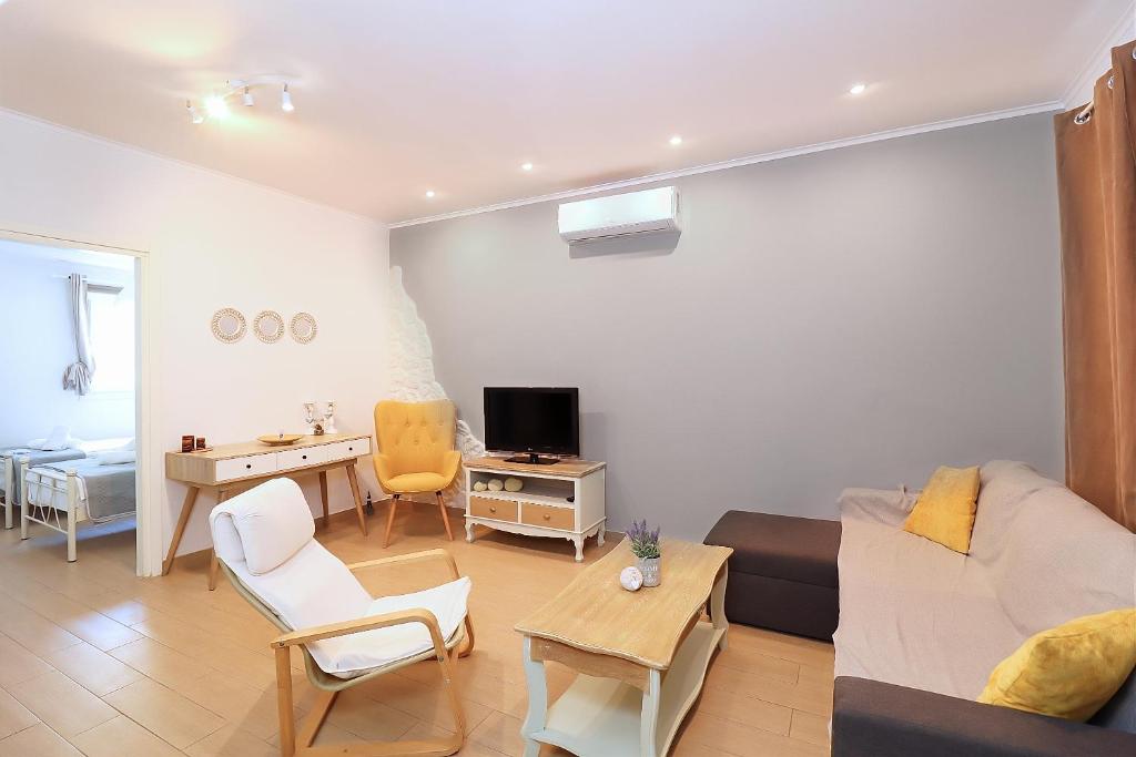 TV a/nebo společenská místnost v ubytování STAVROS HOUSE