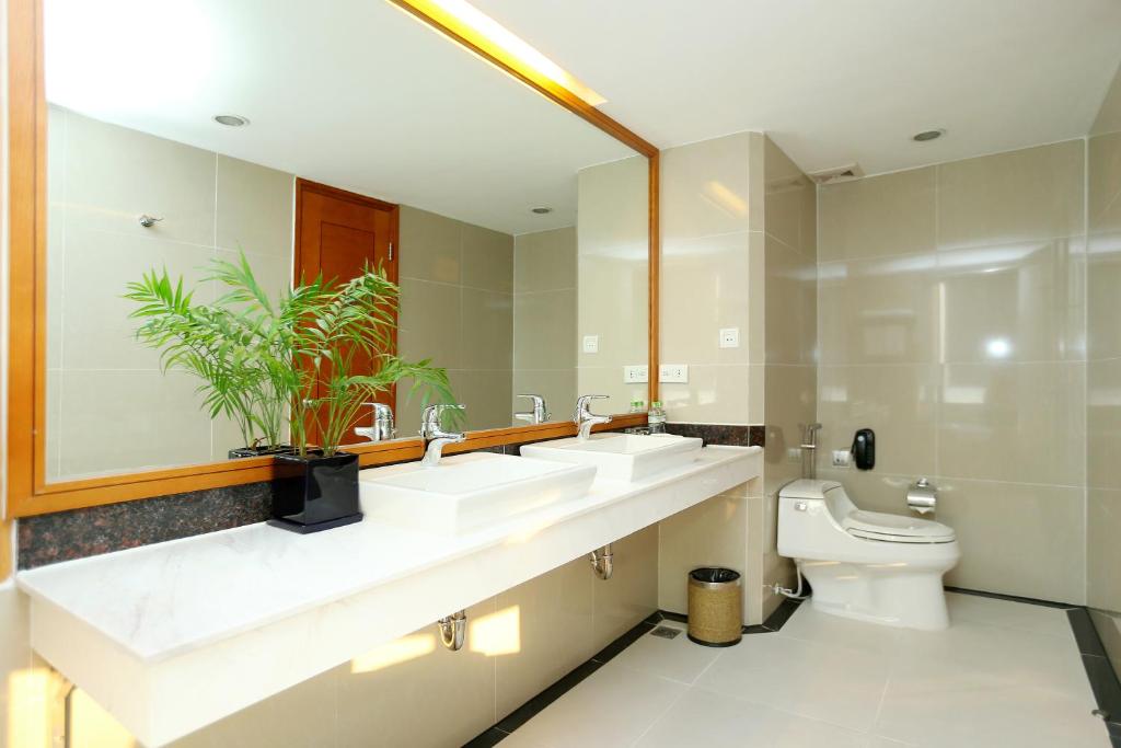 Koupelna v ubytování La Casa Hanoi Hotel