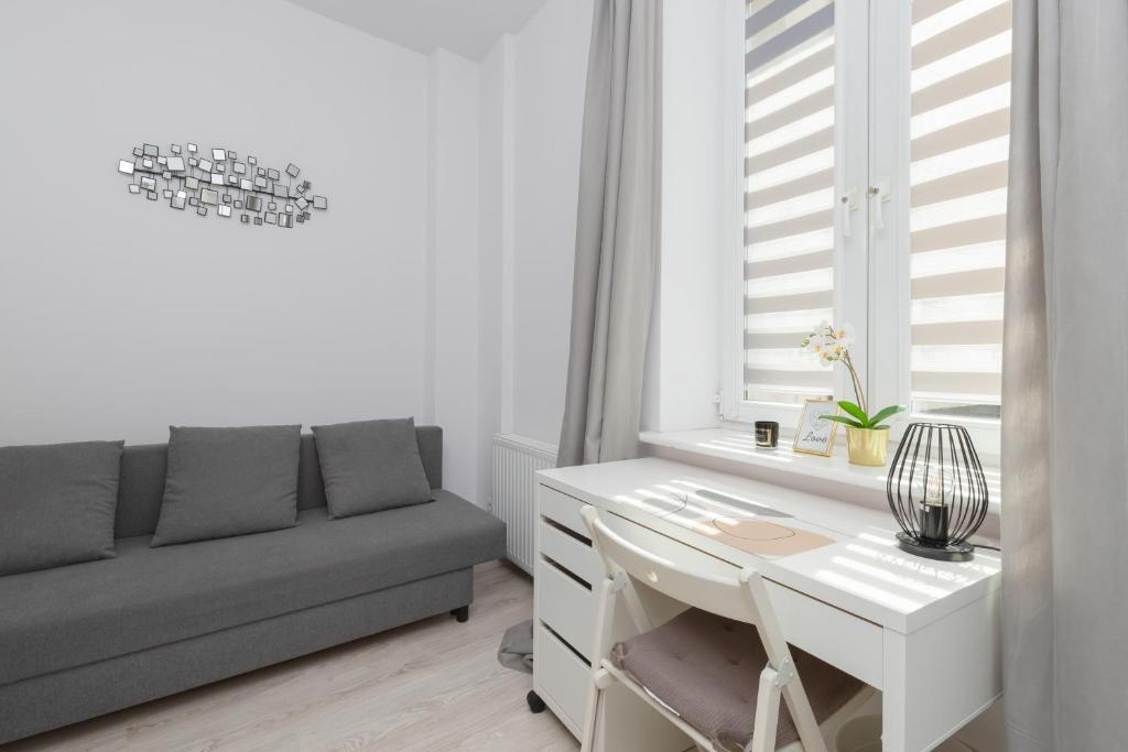 Area tempat duduk di Business District 2 Bedroom Apartment for 5 Guests Gdansk Wrzeszcz by Renters