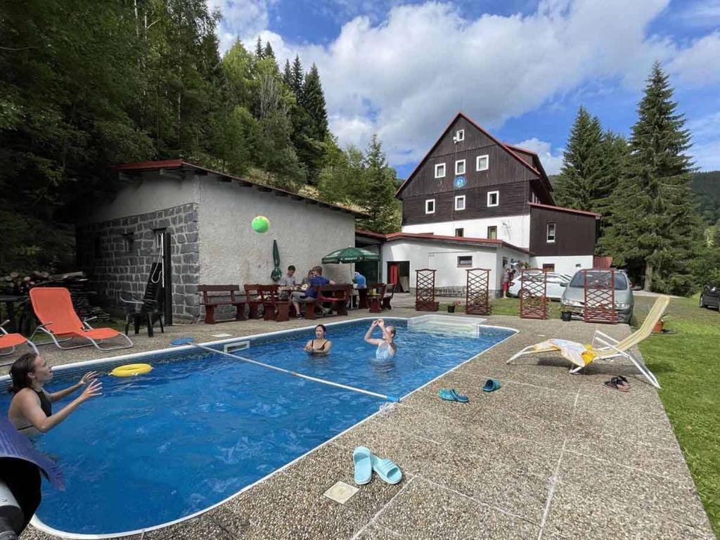 Bazén v ubytování Hotel Flora Dolní Mísečky nebo v jeho okolí
