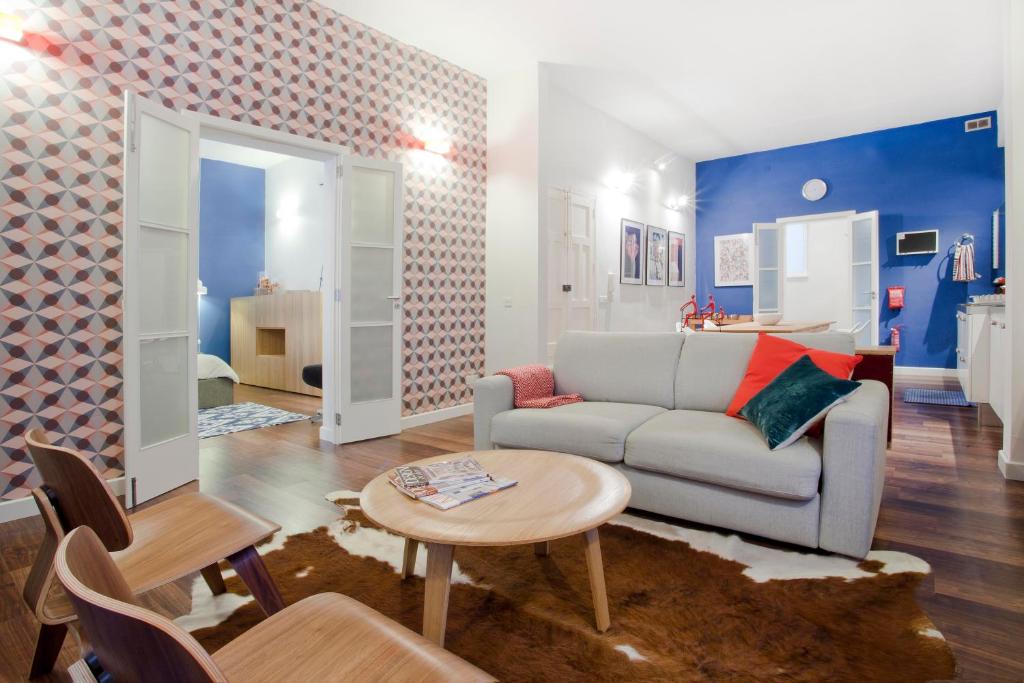 uma sala de estar com um sofá e uma mesa em Premium Design Central Suite em Valletta