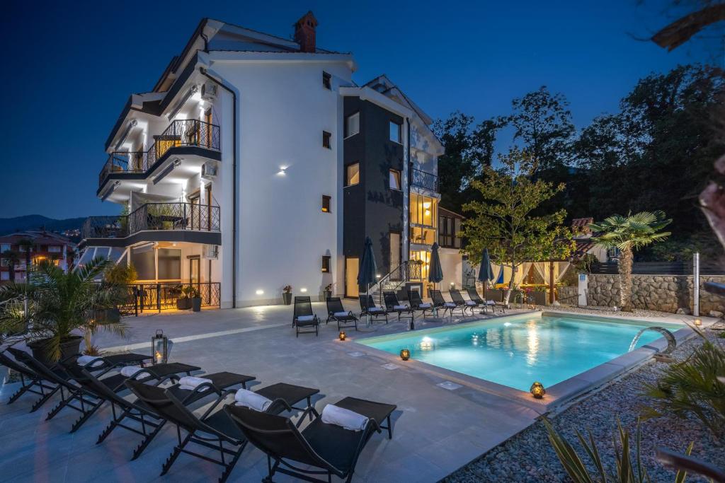 Villa con piscina por la noche en Luxury Apartment Nina with heated swimming pool, Villa Adriatic en Ičići