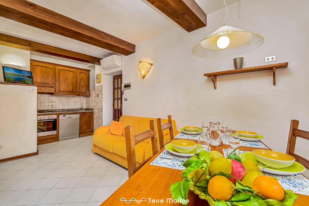 een keuken en eetkamer met een tafel met fruit erop bij Ca da Derna in Riomaggiore