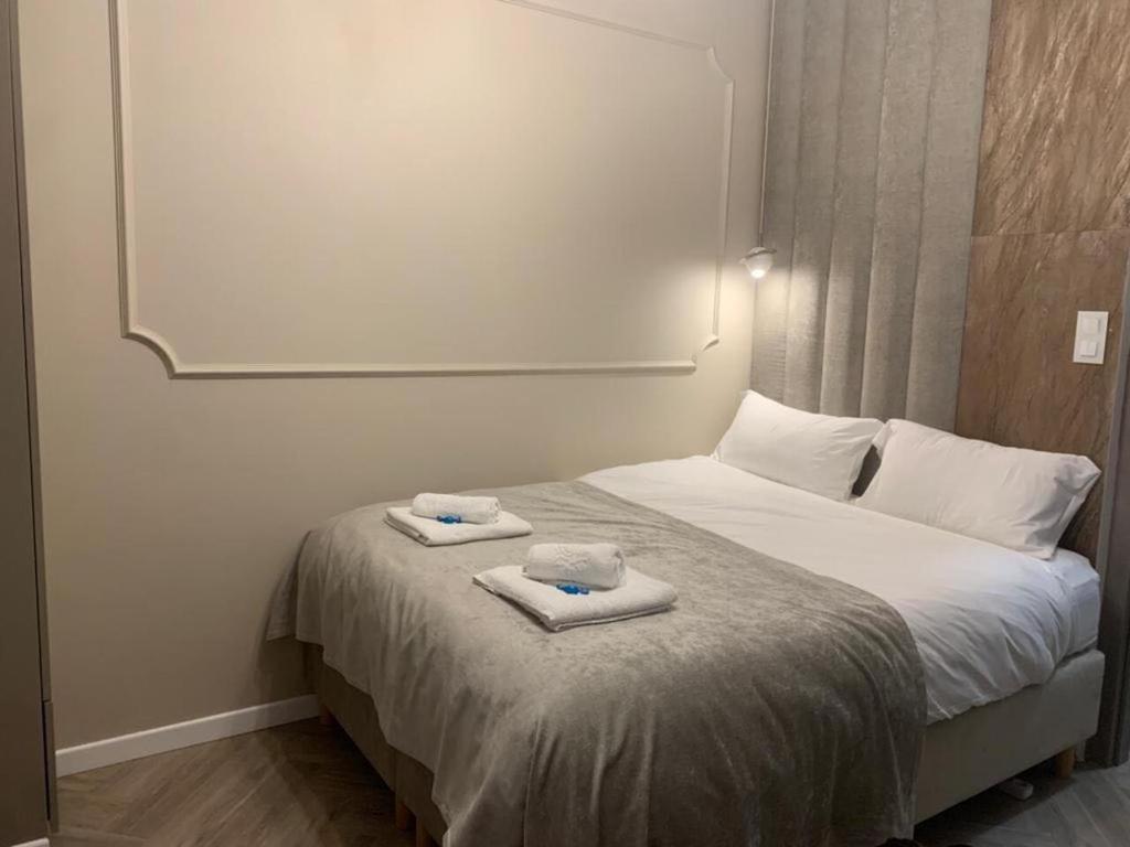 um quarto com uma cama com duas toalhas em MB Boutique Apartment Gdansk em Gdansk