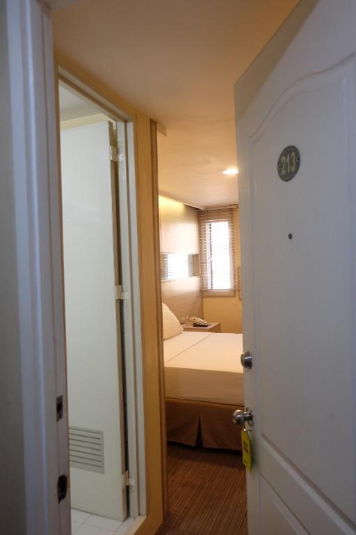 Postel nebo postele na pokoji v ubytování Spaces Hotel Makati