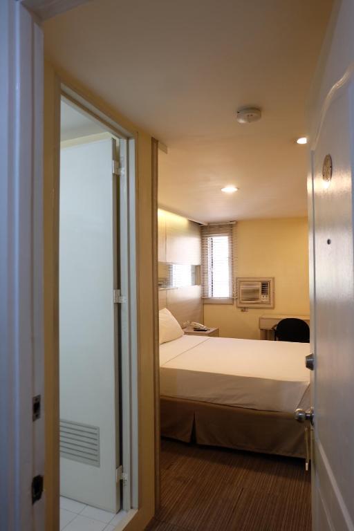 Postel nebo postele na pokoji v ubytování Spaces Hotel Makati