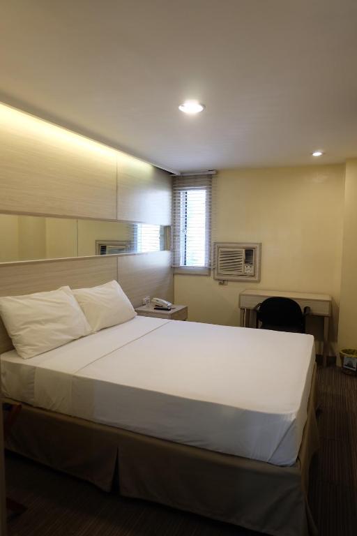 Postel nebo postele na pokoji v ubytování Spaces Hotel Makati