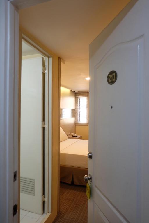 Postel nebo postele na pokoji v ubytování Spaces Hotel Makati
