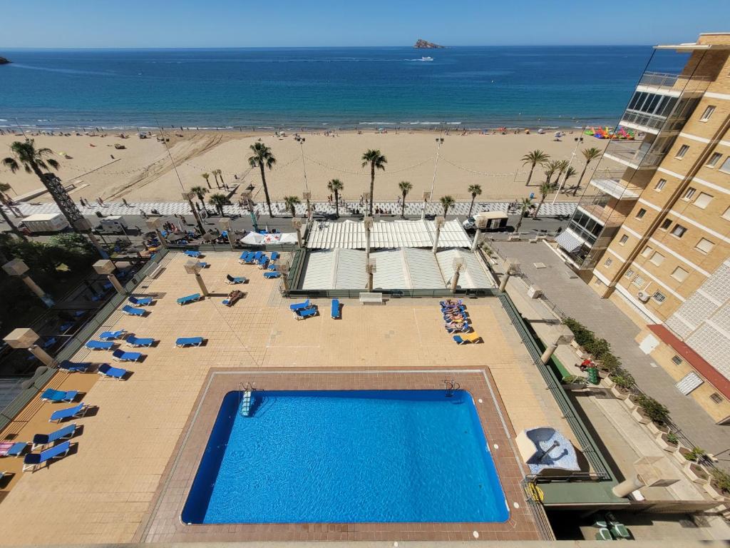 ベニドルムにあるSanta Margarita-Fincas Benidormのスイミングプールとビーチの景色を望めます。