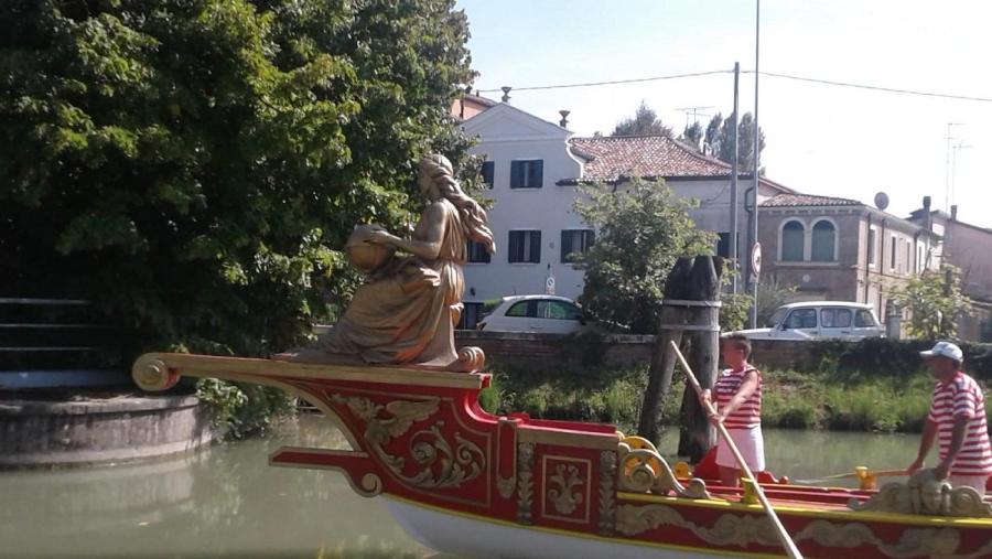 una estatua de un hombre y una mujer en un barco en el agua en B&B Villa Trotter, en Mira