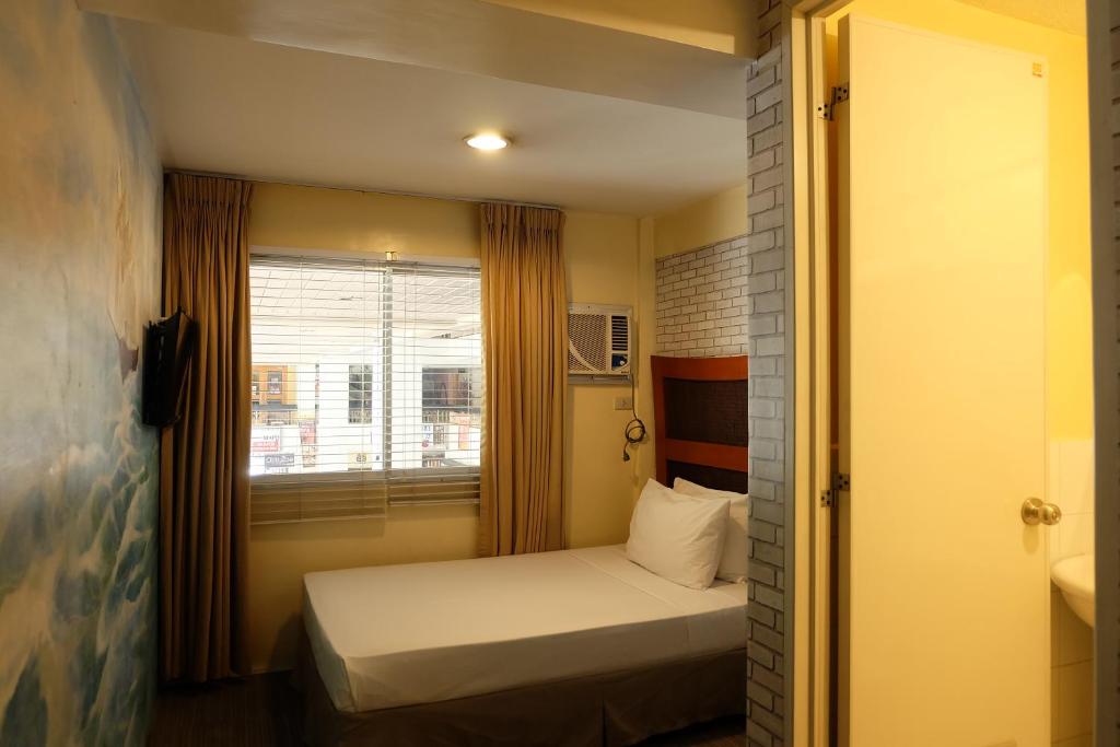Postel nebo postele na pokoji v ubytování Spaces Hotel Makati