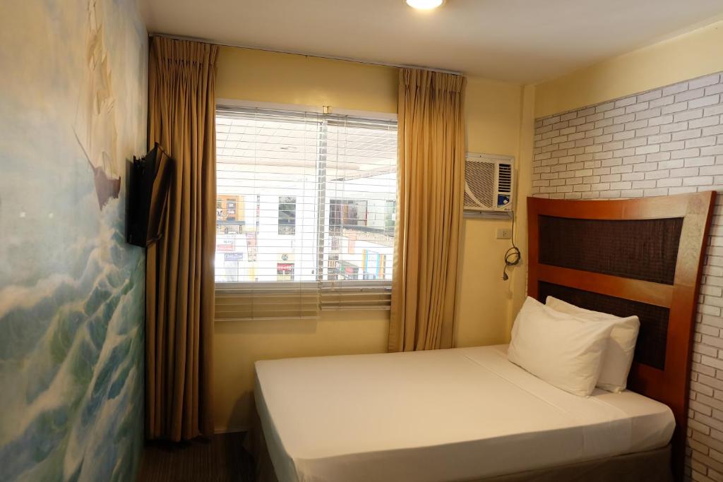 Postel nebo postele na pokoji v ubytování Spaces Hotel Makati