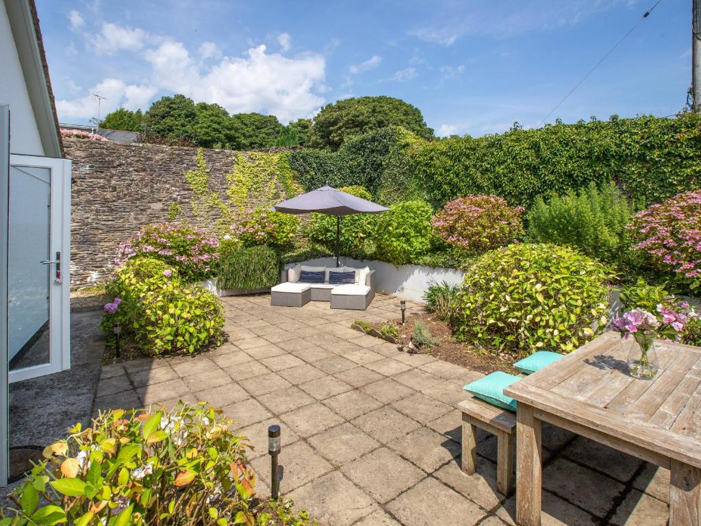2 Coachman's Cottage, Hillfield, Dartmouth (updated prices 2024)