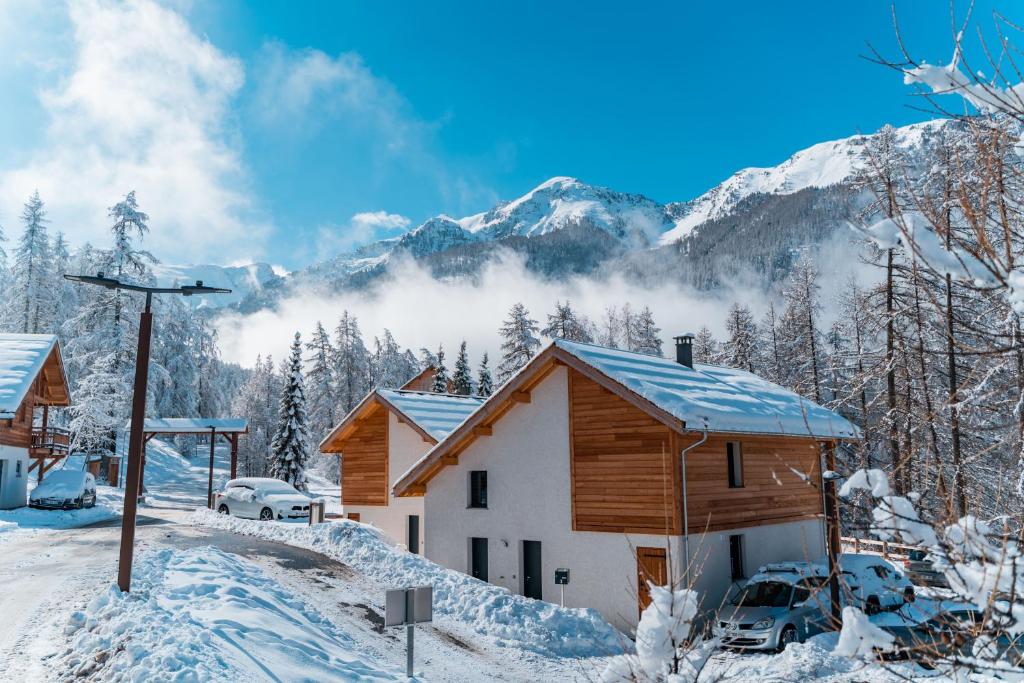 eine Hütte im Schnee mit Bergen im Hintergrund in der Unterkunft Vivez les vacances à la montagne, détente et balades- Les Orres 1650 Animaux OK in Les Orres