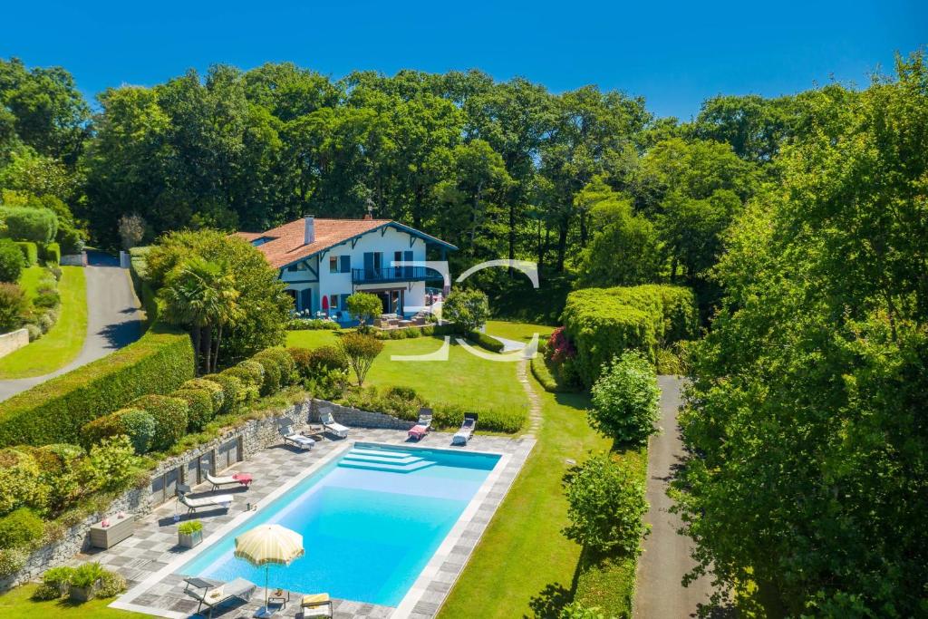 een luchtzicht op een huis met een zwembad bij Easy Clés- Villa on the golf Pool AC in Arcangues