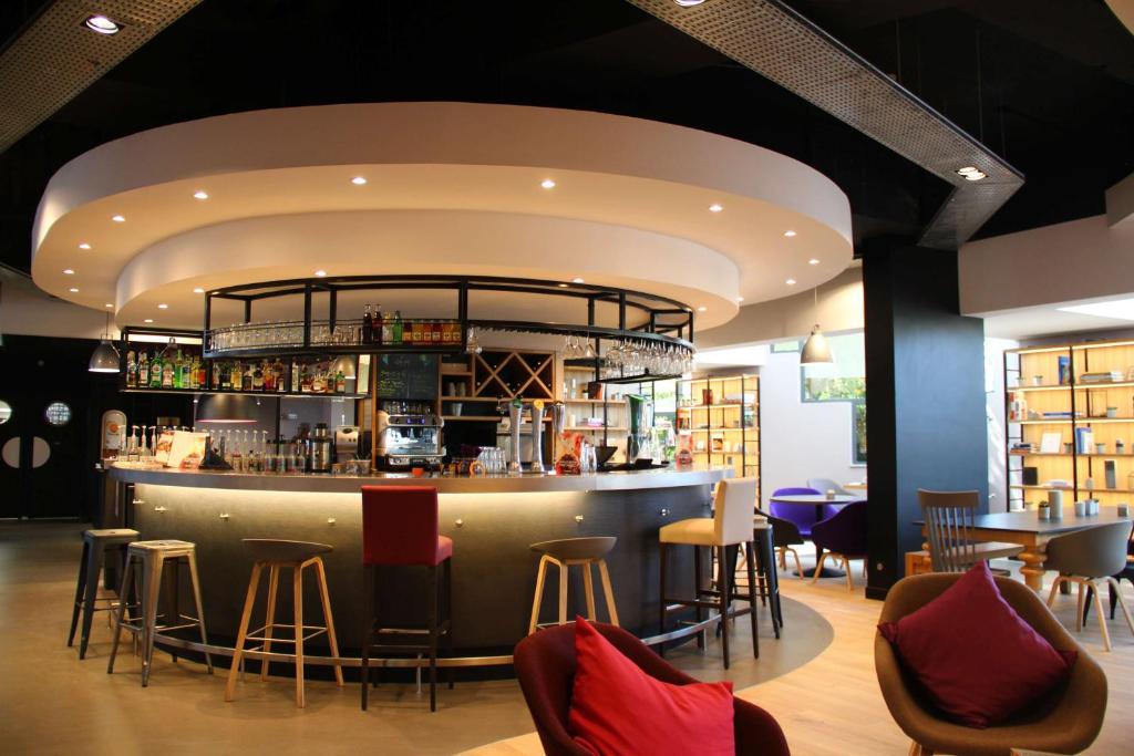 um bar num restaurante com cadeiras e mesas em Campanile Nice Aéroport em Nice