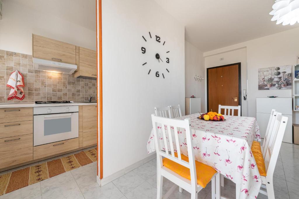 cocina y comedor con mesa y sillas en La Casa del Sole, en Selargius