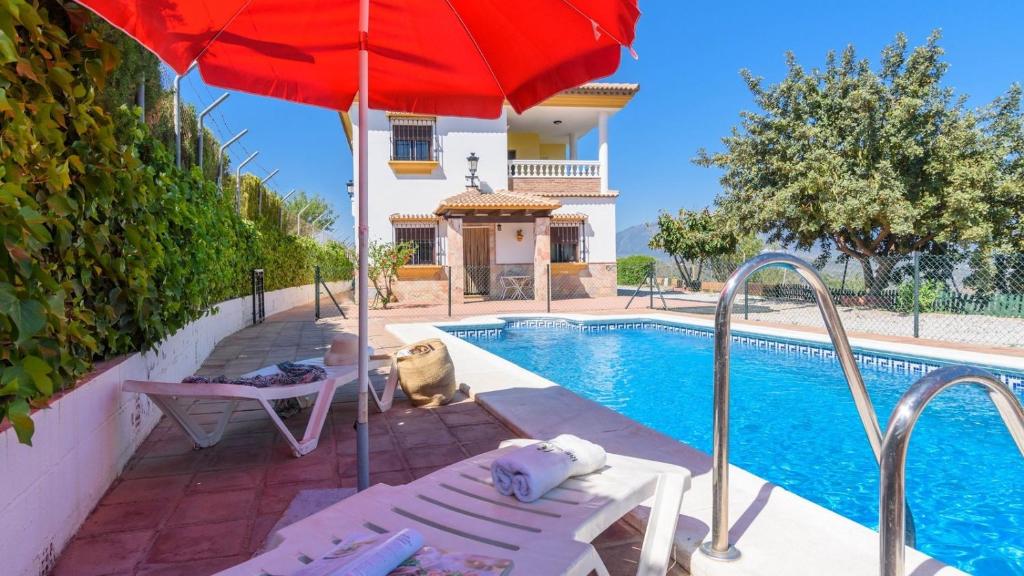 Bazén v ubytovaní Casa Casana Almáchar by Ruralidays alebo v jeho blízkosti