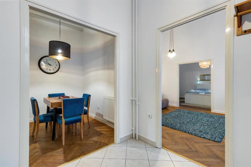 Posedenie v ubytovaní Liberty Square Apartment