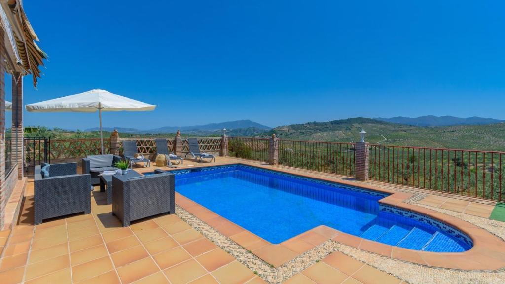a swimming pool with a view of the mountains at Casa Trigueros Alozaina by Ruralidays in Alozaina