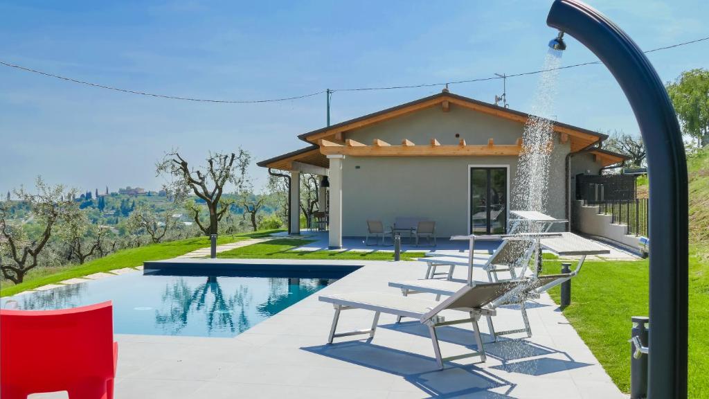 Villa con piscina y casa en Villa Boni, en Costermano