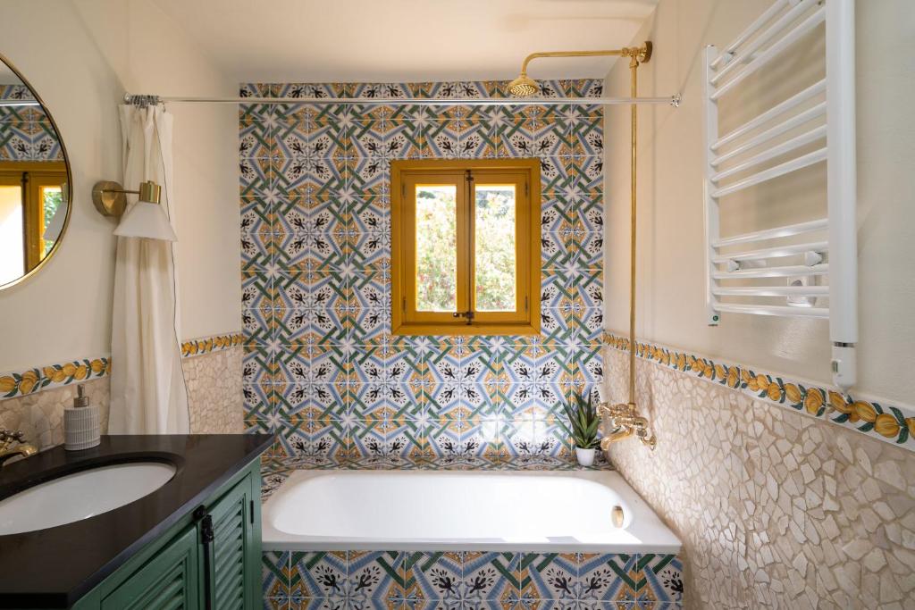A bathroom at CA'N QUINN
