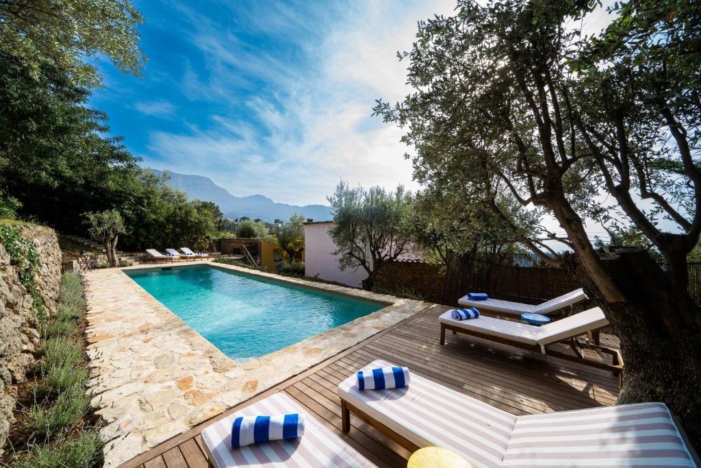 The swimming pool at or close to CA'N QUINN