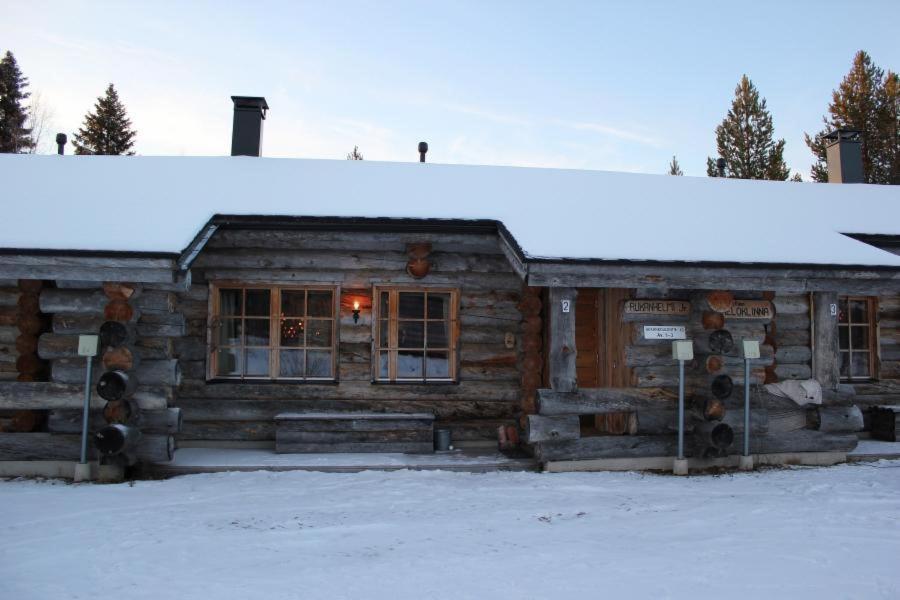 eine Blockhütte mit Schnee auf dem Dach in der Unterkunft Rukanhelmi jr. in Ruka
