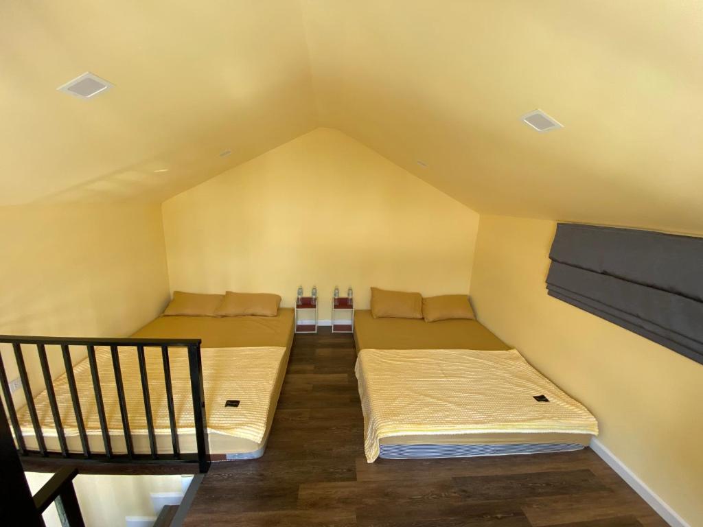 Una cama o camas en una habitación de บ้านสไตล์คาเฟ่วังน้ำเขียว