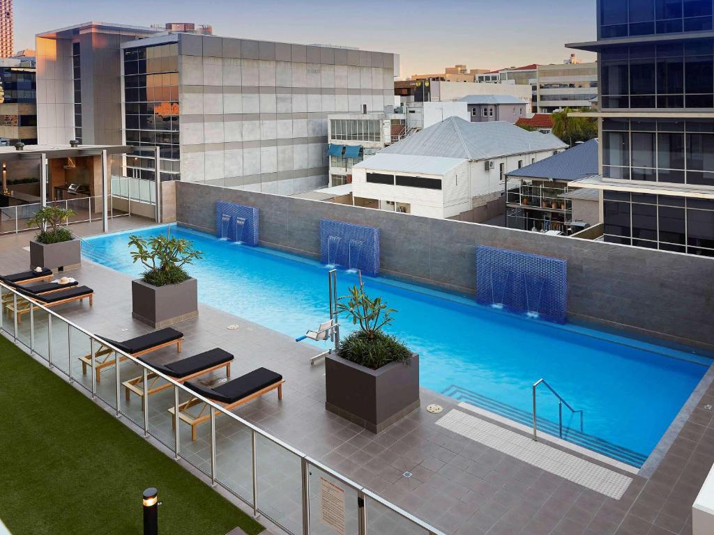 vista sull'alto di una grande piscina in un edificio di The Sebel West Perth a Perth