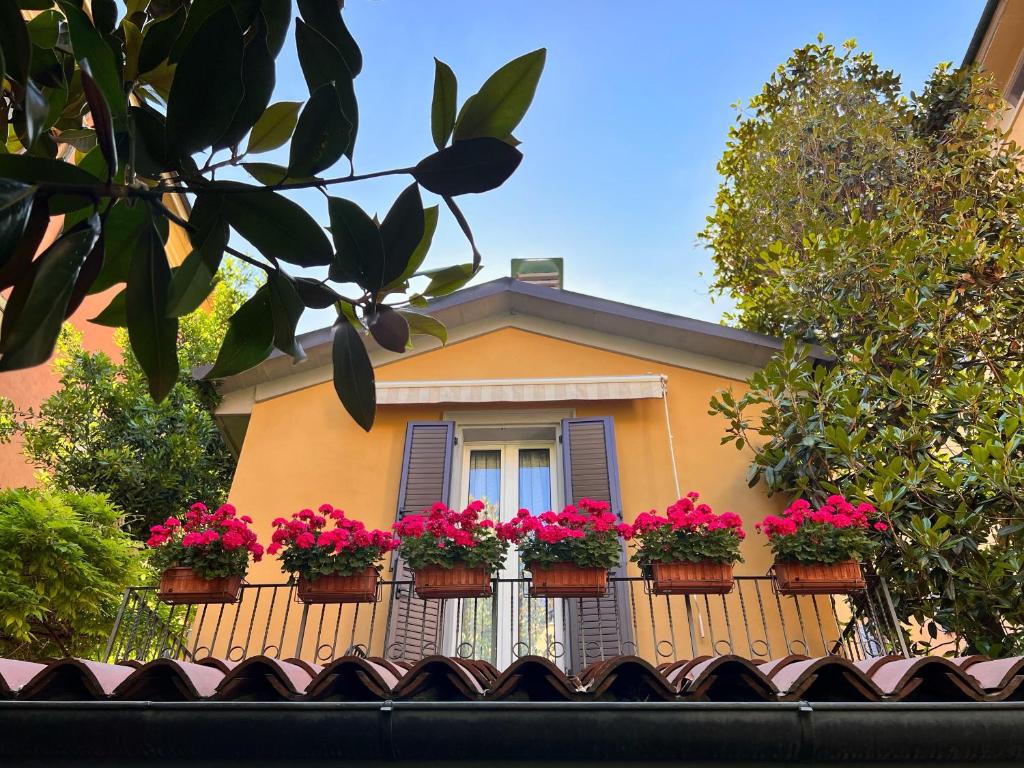 ein Haus mit Blumenkästen auf einem Balkon in der Unterkunft La Magnolia B&B in Bologna