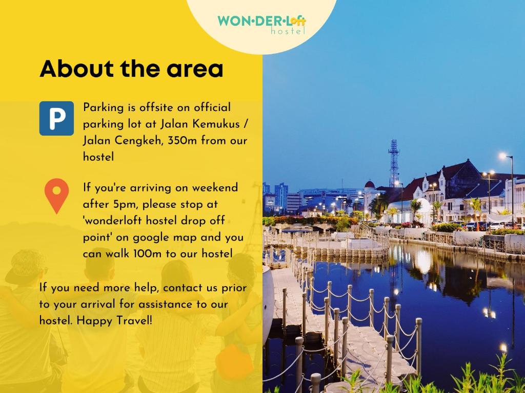 Wonderloft Hostel Kota Tua في جاكرتا: منشر لفندق فيه صورة نهر