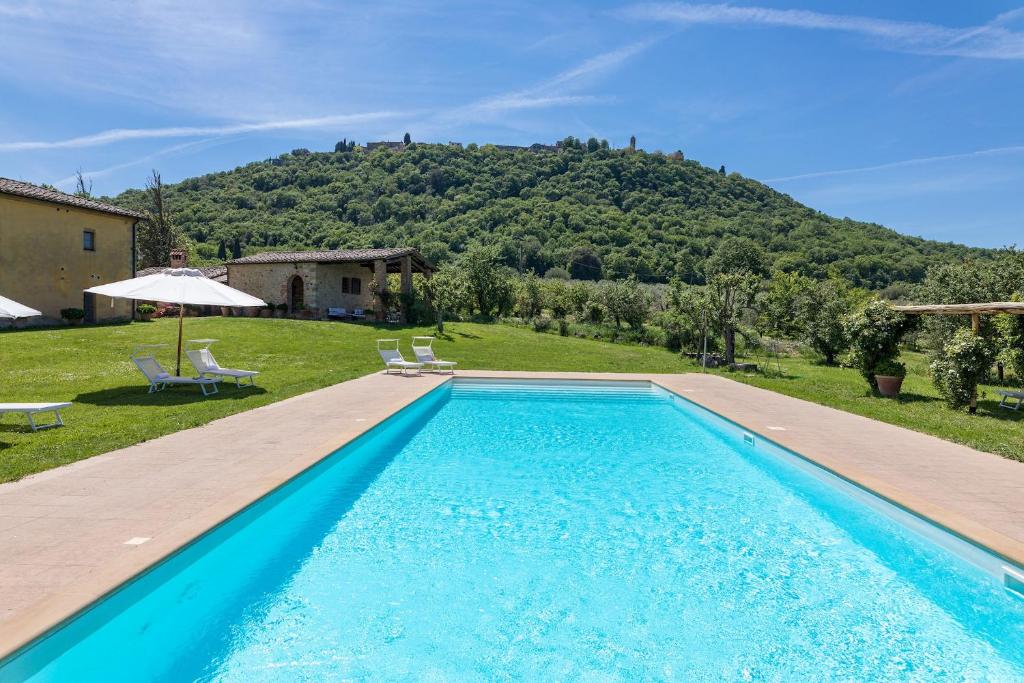 une piscine extérieure avec une montagne en arrière-plan dans l'établissement PODERE PRATOVECCHIO 14&2, Emma Villas, à Montefollonico