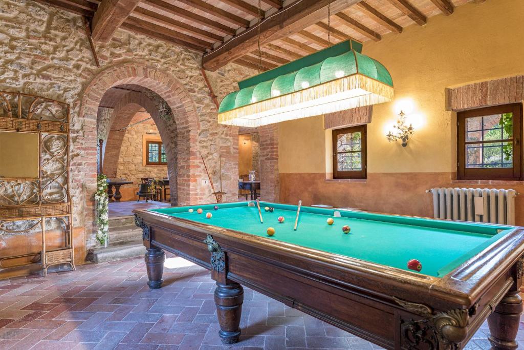 une salle avec une table de billard dans un immeuble dans l'établissement PODERE PRATOVECCHIO 14&2, Emma Villas, à Montefollonico