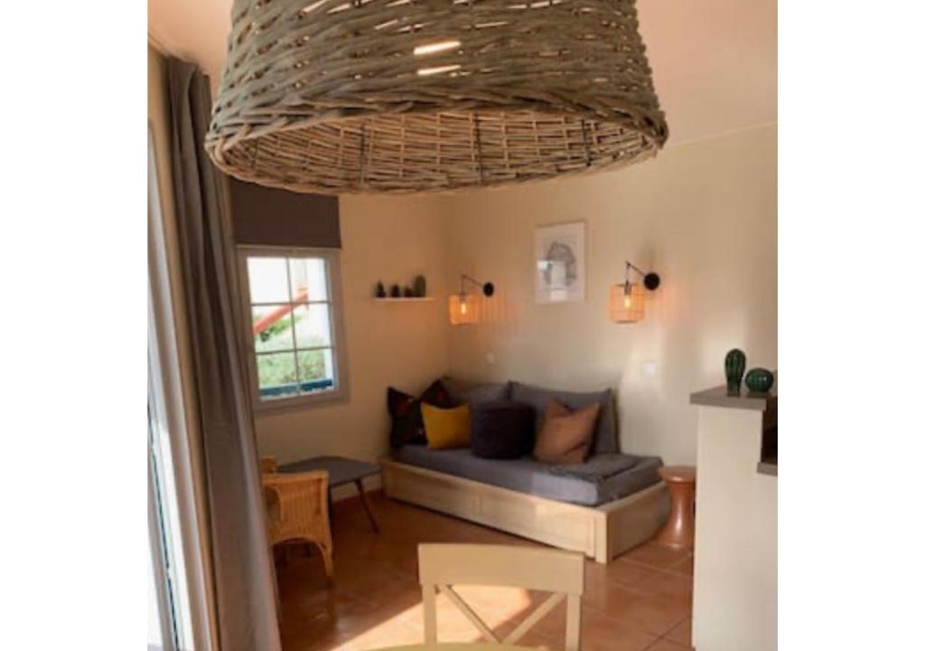 sala de estar con sofá y techo en Charmant appartement au coeur du golf d'Arcangues, en Arcangues