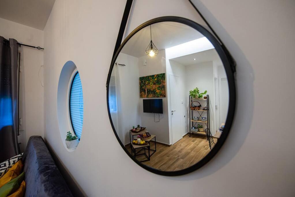 Televízia a/alebo spoločenská miestnosť v ubytovaní Lemon Garden Stylish private apartment