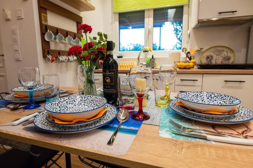 Kuchyňa alebo kuchynka v ubytovaní Lemon Garden Stylish private apartment
