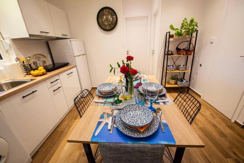 Kuchyňa alebo kuchynka v ubytovaní Lemon Garden Stylish private apartment