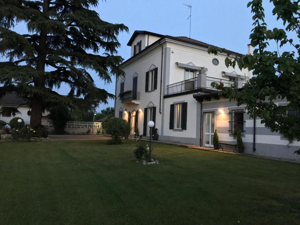 una gran casa blanca con un gran patio en B&B Villa Prestigio, en Novi Ligure