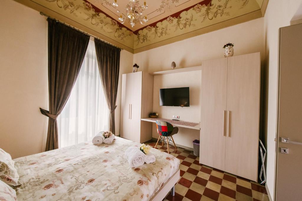 um quarto com uma cama e uma secretária. em Le Camere dei Conti em Modica