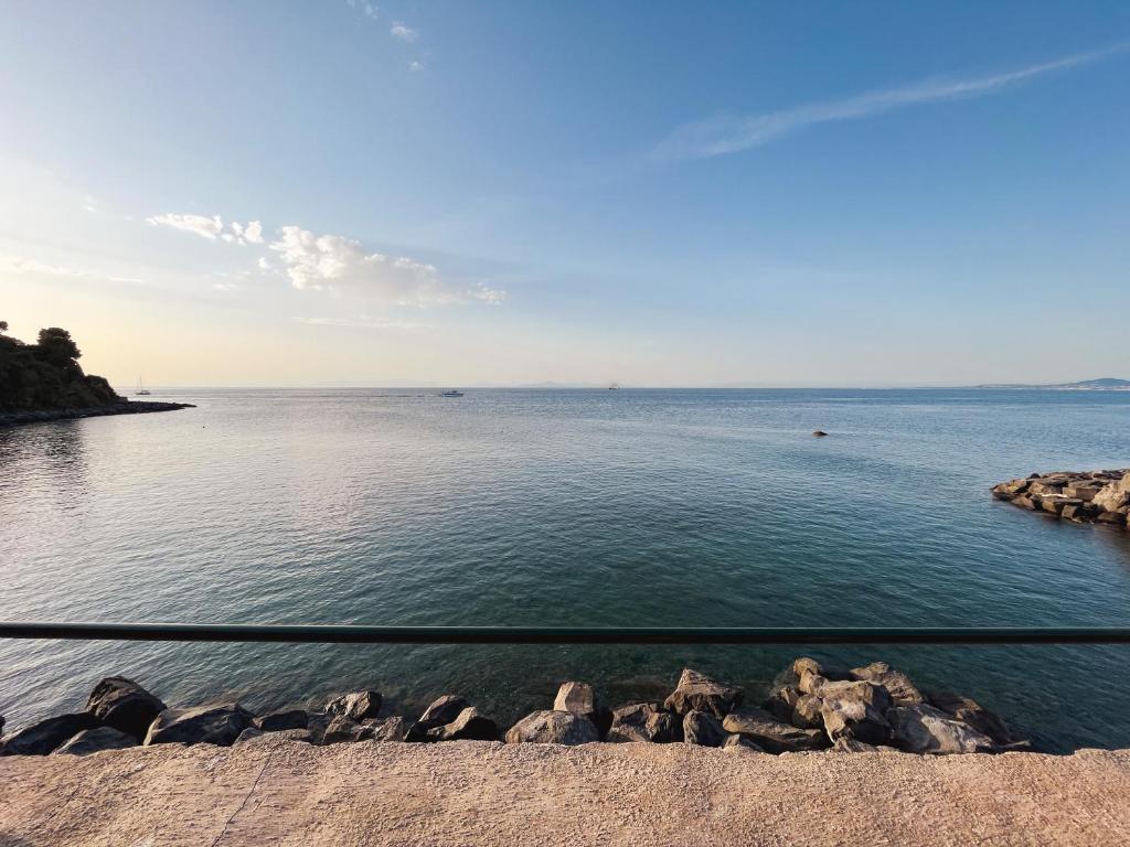 - une vue sur une étendue d'eau avec des rochers dans l'établissement Nelinda Waterfront Accommodation, à Ischia