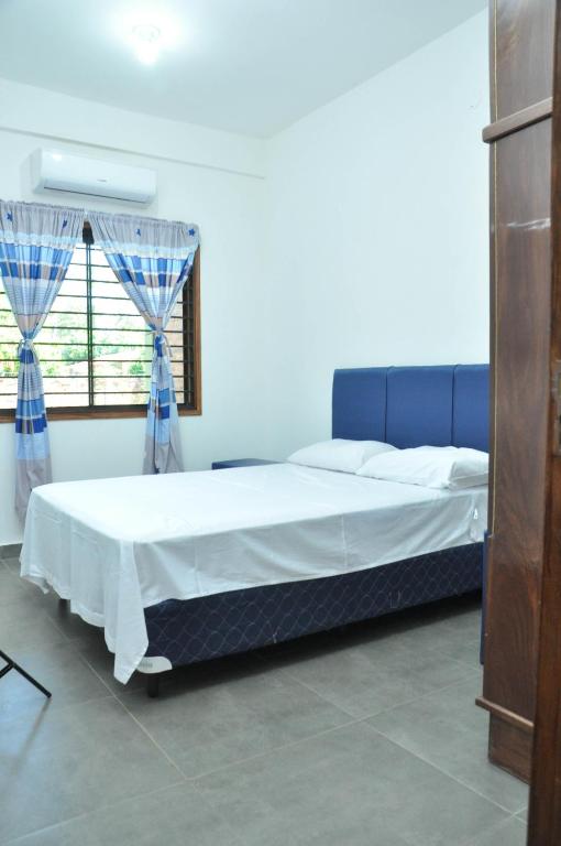 a bedroom with a large bed with a window at Hospedaje CNR in San Lorenzo