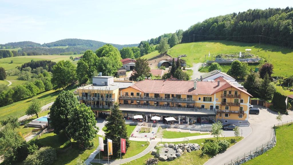 eine Luftansicht eines Hotels auf einem Hügel in der Unterkunft Landhaus zur Ohe in Schönberg