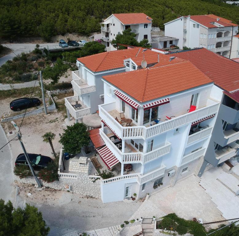 une vue aérienne sur une maison blanche avec un toit rouge dans l'établissement Apartments Gordana, à Lokva Rogoznica